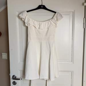 Säljer denna jättefina vita klänning som är köpt på Zara då den inte passar mig längre.  Klänningen är väldigt sparsamt använd max 5 gånger, men den har tyvärr fått ett litet hål på ryggen vid dragkedjan men det syns inte så tydligt (se bild 3). 