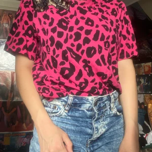 T-shirt från asos - T-shirt från asos i fint skick. Katt i hemmet. 