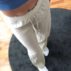 Linnebyxor  - Sjukt fina liknande linnebyxor som jag tyvärr säljer för att ja köpt nästan likadana😫 om många intresserade blir det budgivning!! (Går hela vägen ner till marken på mig som är 1,71!). Lagt bud är lagt!!