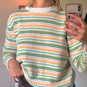 Mysig stickad tröja - Supersöt stickad tröja, 70-tal! Lite oversize, så skulle vilka tro att den är storlek M, men fungerar bra för både större och mindre storlekar, beroende på hur du vill att den ska sitta, inga skavanker vad jag kan se på tröjan!