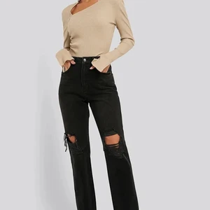 Svarta jeans - Ett år jättefina svarta jeans från NAKD. Köptes utan hål (bild 2) men har klippt egna hål så skulle säga att dom mer liknar bild 1. Storlek 32/34 och väldigt bra skick. Säljer då jag vuxit ur dom. Nypris 399. HAR INGA EGNA BILDER JUST NU SÅ JAG ÄR PÅ SEMESTER 💕💕💕