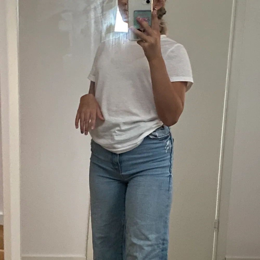 Ett par zara jeans i fint skick som tyvärr blivit för små för mig som är 155cm lång! Skulle säga att de passar någon som är 150cm!💗 är använda ett tal gånger men är ändå i fint skick! . Jeans & Byxor.