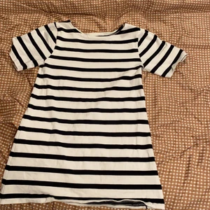 T-shirt klänning  - En svart och vit t-shirt klänning med en lite tyngre bomull material. 150kr+frakt. Betala med Swish 