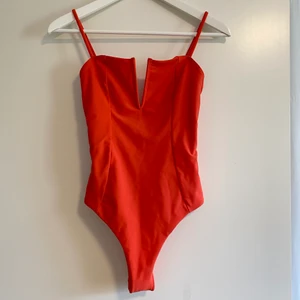 NAKD x Hanna Friberg Baddräkt - Orange baddräkt ifrån NAKD X Hanna Friberg (hannaliciuos). Storlek S. Reglerbara axelband. Superfint skick! FRAKT INGÅR.