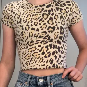 En t-shirt med leopard mönster, lite kortare och väldigt skönt material! Börjar bli förliten för mig så därför säljer jag den. Använt ca 5ggr.