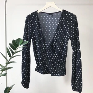 Omlottblus  - Prickig omlottblus med resår i midjan. Använd fåtal gånger💗