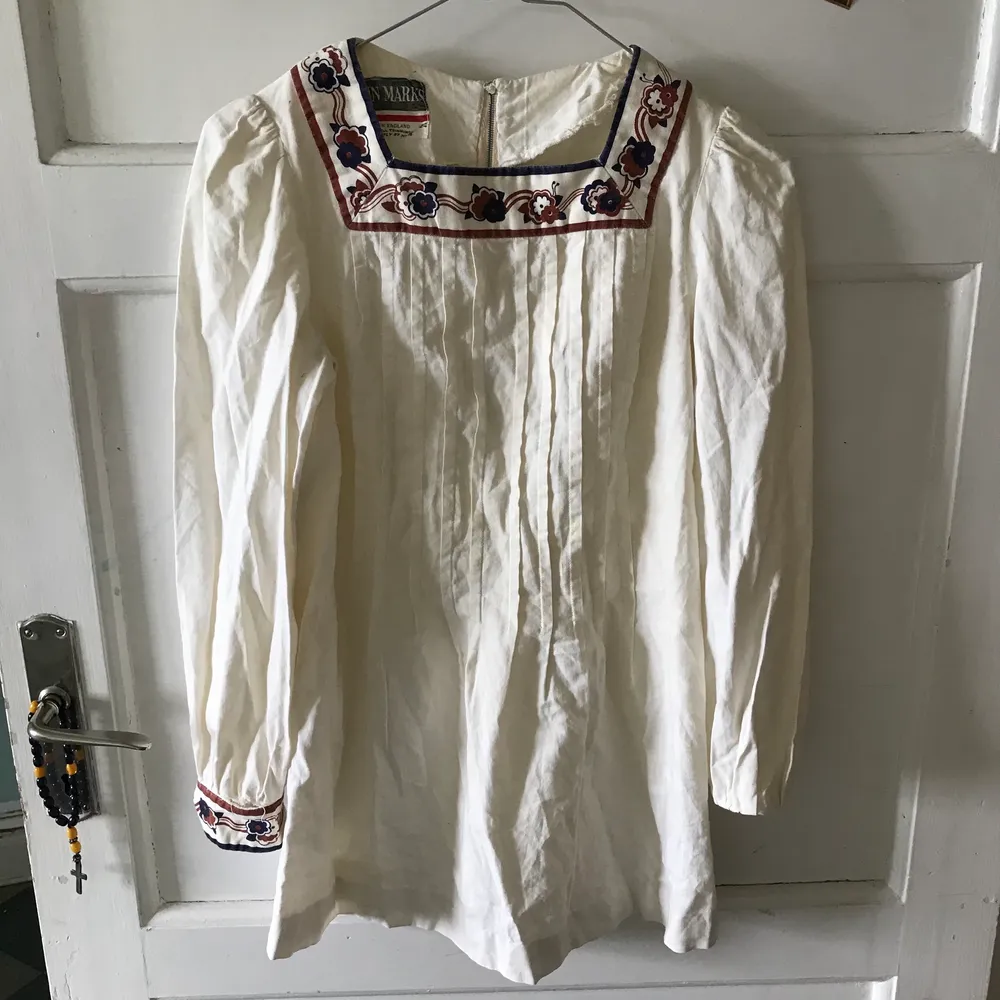 Superfin vintage tröja! Skulle säga att den är från 60/70-talet❤️❤️ Skulle kanske gå att använda som en klänning, om man är lite kortare än mig (168cm). Frakt ingår ej!. Puserot.