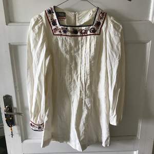 Superfin vintage tröja! Skulle säga att den är från 60/70-talet❤️❤️ Skulle kanske gå att använda som en klänning, om man är lite kortare än mig (168cm). Frakt ingår ej!