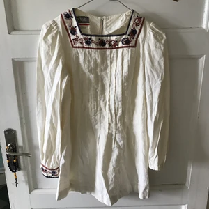 Vintage hippieblus  - Superfin vintage tröja! Skulle säga att den är från 60/70-talet❤️❤️ Skulle kanske gå att använda som en klänning, om man är lite kortare än mig (168cm). Frakt ingår ej!