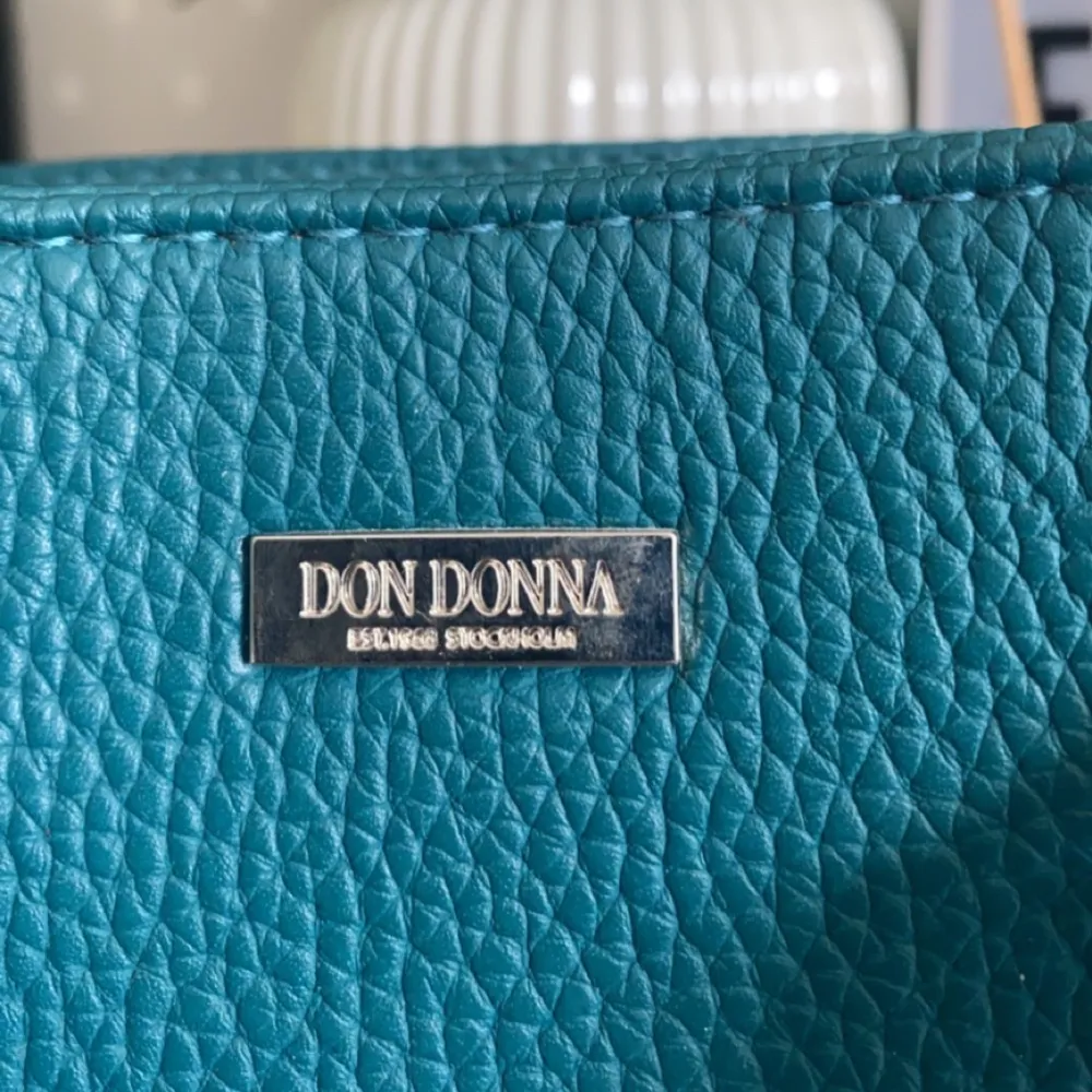 Grön handväska ifrån Don Donna! Väska med tre fack. Skinnimitation. Oanvänd! 💚💚Pris kan diskuteras. Väskor.