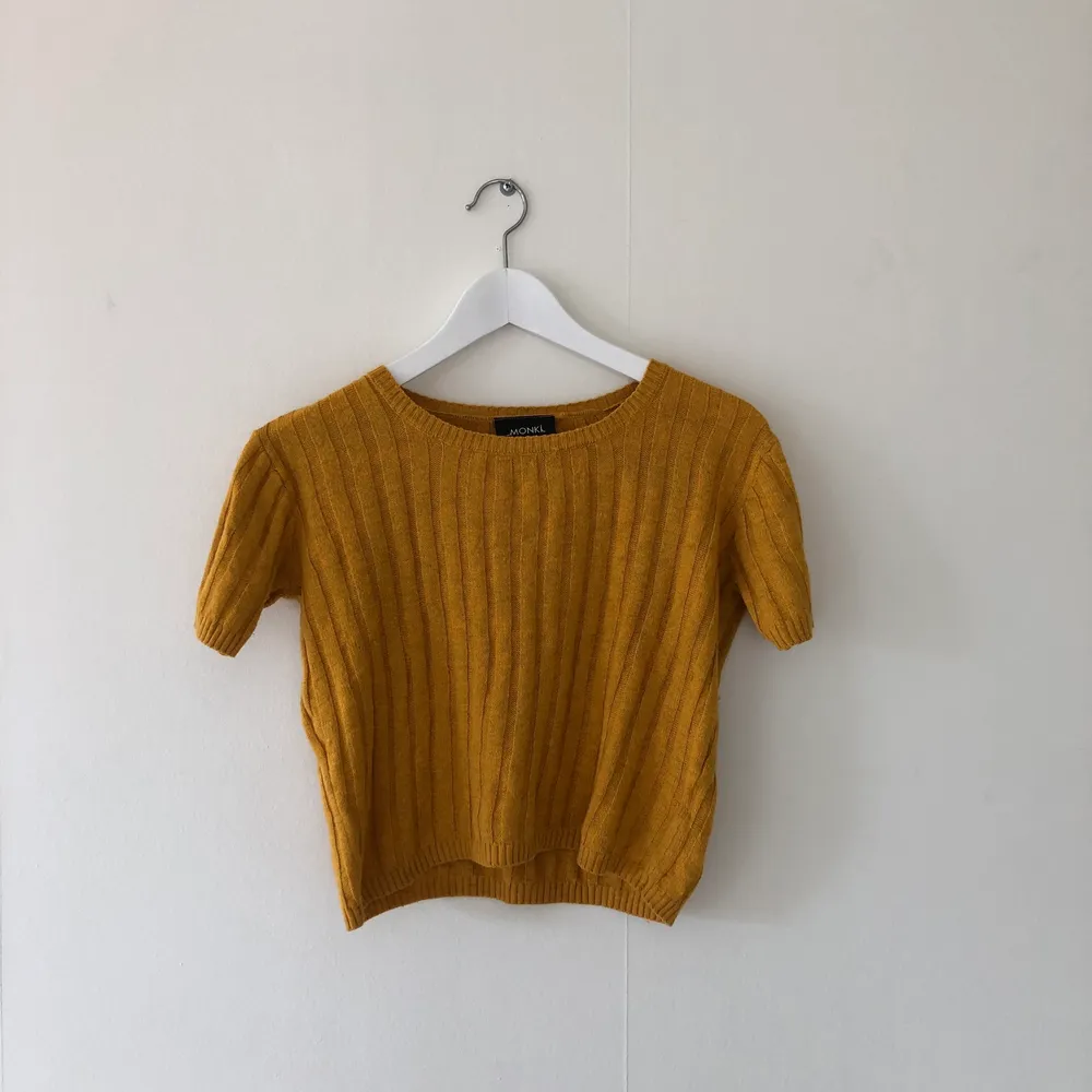 Ljuvlig stickad tröja från Monki 🌻 (tröjans färg är som på de sista bilderna). Tröjor & Koftor.