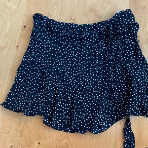 Zara kjol - Supersöt kjol med inbyggda shorts i och knutband i midjan. Stl M men kan även passa en stl S. Ena hällan man trär igenom knytbandet har släppt på ena sidan men det är lagat och inget man tänker på. Hämtas upp eller skickas spårbart 