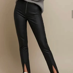 Fejkläder byxor med slits - Säljer dessa fejkläder byxor med slits fram och dragkedja fram från Nakd vs Linn ahlborgs kollektion. De är storlek 38. Jag har sytt in dom lite lite i midjan, det jag har sytt är det som syns på rumpan där bak. Det var sånna sömmar där redan innan. Som nyskick!💕💕