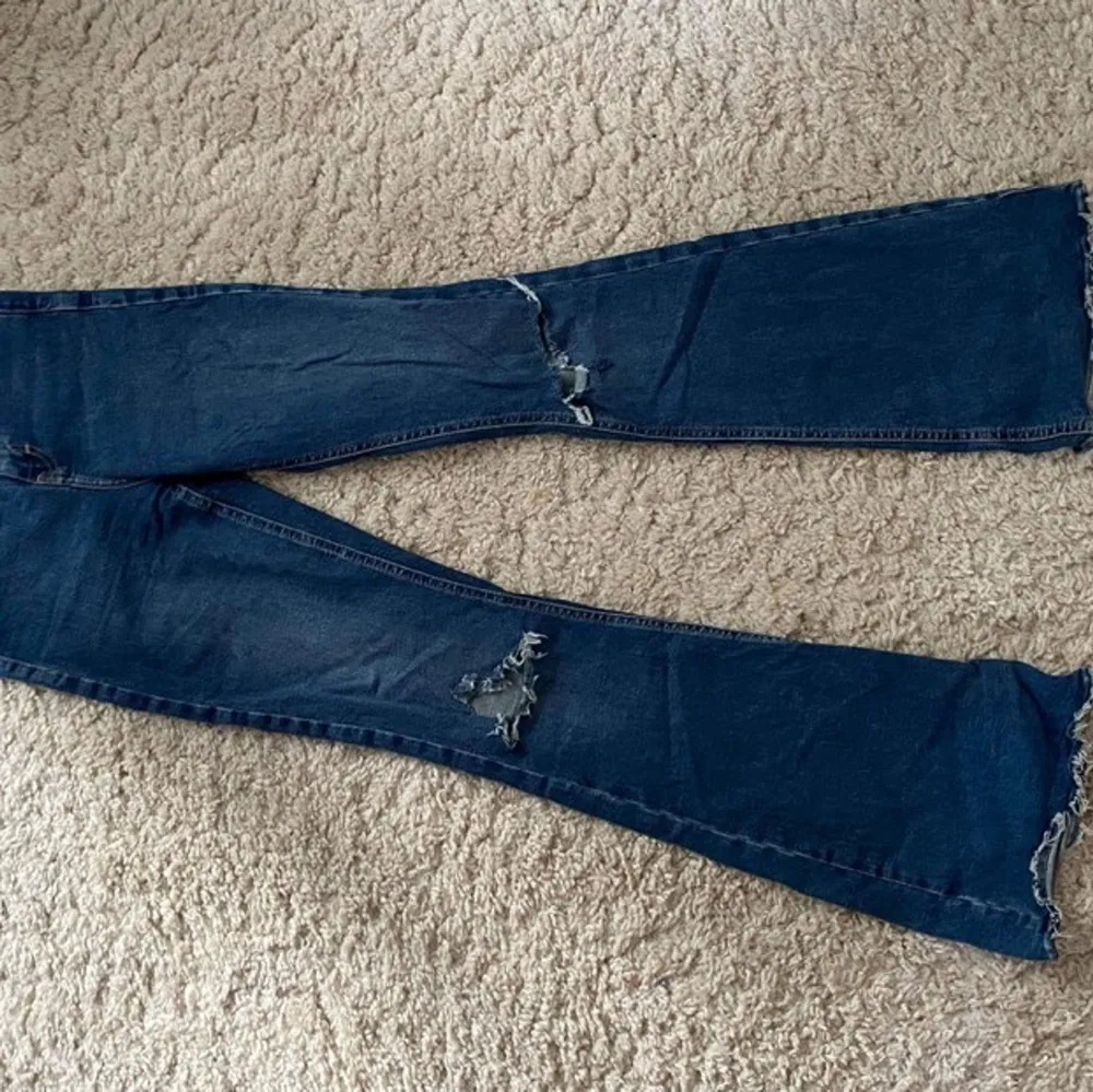 Jättesnygga jeans från topshop, gjort hålen själv! inte så använda . Jeans & Byxor.