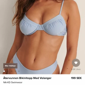 Återvunnen bikinitopp med volanger NA-KD - Bikinitopp från Amanda Strands kollektion med NA-KD som är slutsåld i alla storlekar. Oanvänd med prislapp kvar ☀️