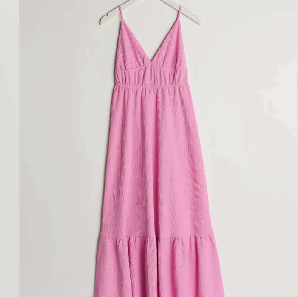 Intressekoll! Tänkte kolla om någon är intresserad av min rosa klänning från gina. Den är helt slutsåld! Kom med bud🥰. Klänningar.