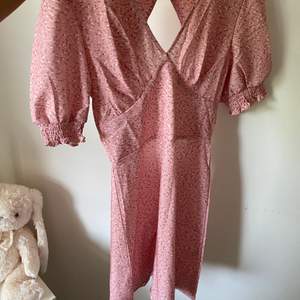 Säljer denna fina rosa klänning ifrån Shein i strl s men passar xs. Denna är aldrig använd utan helt ny. Säljer för 100kr + frakt 