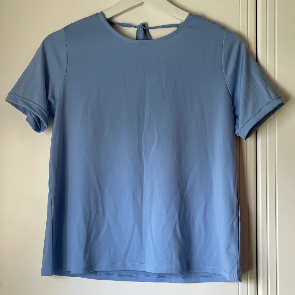Blå tshirt med jättefin spets i ryggen, aldrig använd, så gott som ny. T-shirts.