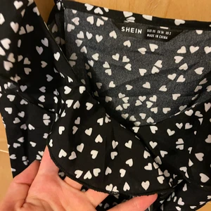 Krås hjärta boho klänning strl xs - En oanvänd gullig klänning.🤍