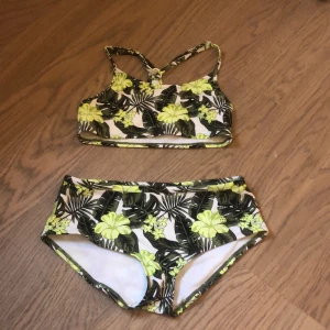 Bikini  - Bikini från lager 157 strl 146/152. Går ihop i ryggen. Använd några enstaka ggr, som nyskick
