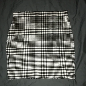 Kjol - En fin kjol ifrån newyorker. Aldrig använd utan bara testad alltså i nyskick! Köparen står för frakt