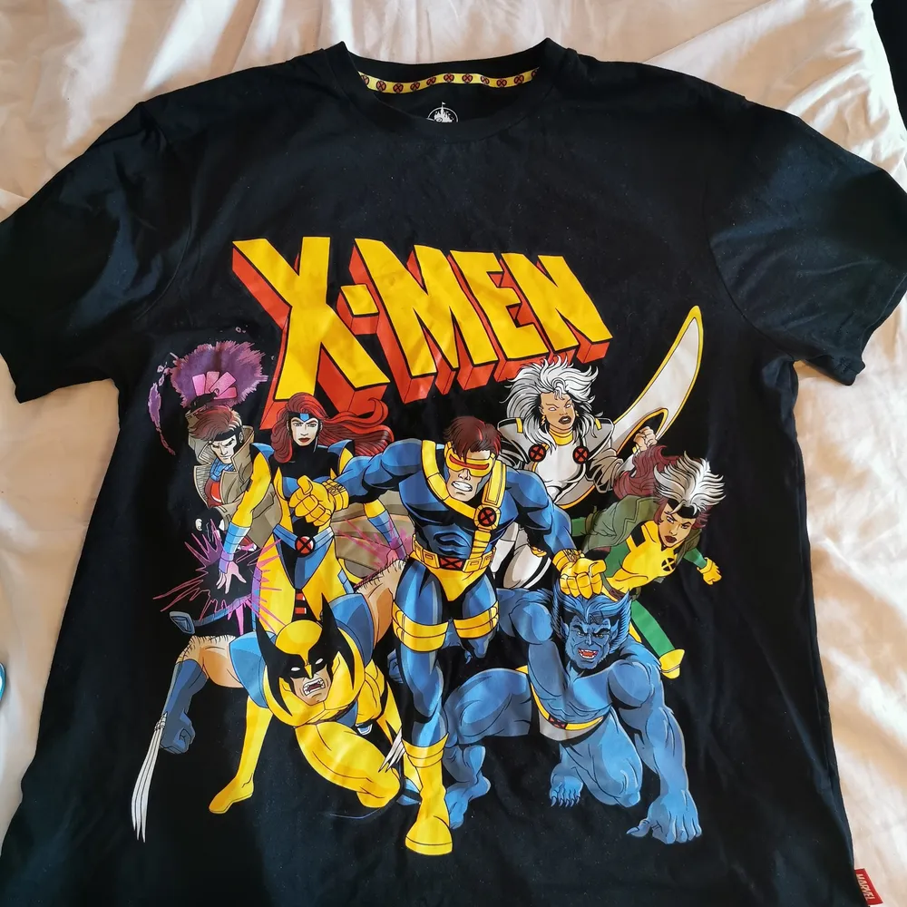 Supercool marvel ft. X-man t-shirt😎😌köpt på disney store men aldrig använd (ändast testad) tyvärr inte min stil och har därför inte kommit till användning🌸storlek large, köpt på deras herravdelning men passar unisex:)) . T-shirts.