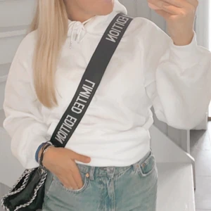 VIT HOODIE  - En vit oversized hoodie som säljes, används ej. Hoodien är varm och är av tjockt material. På bilden är hoodien invikt innanför byxorna, därav syns det inte. Mer specifika bilder vid förfrågan om det. Mudd vid armarna, snören och luva. Storleken är mellan S/M