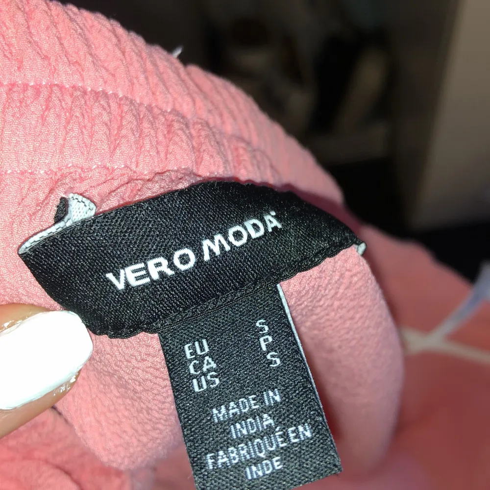 En helt oanvänd volang kjol ifrån Vero moda. Jag säljer den då den aldrig kommit till användning. Kjolen är i Strö / och är ljus korall rosa! Köparen står för frakt. Kjolar.