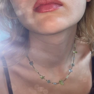HALSBAND - Ett handgjort halsband av metall och gröna glaspärlor🙏 spännet är försilvrat och frakten ingår i priset😘 __________________________________________  Checka min profil, finns massvis med smycken för bra priser❣️ hör av dig med frågor, kan även customiza så du får vad du vill ha🙏🤝  __________________________________________
