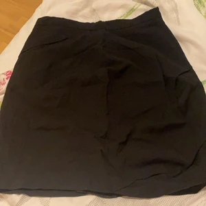 Svart kjol - En superfin svart kjol där materialet är som kostymbyxor 