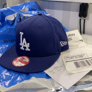 Keps - Säljer denna keps med rak skärm då den inte riktigt passa mitt huvud. Fick hem igår från butik, så alltså helt oanvänd. Lappen sitter kvar till och med. Köpt för 400kr + frakt. Kan fraktas men köparen står för frakten❤️ pris kan diskuteras 