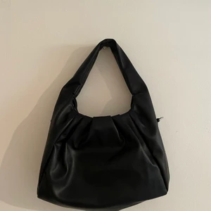 Weekday handväska - Rymlig weekday handväska använd en gång. Ordinarie pris 500 säljer för 200 utan frakt.