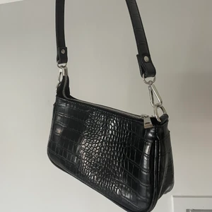 Bagguette väska  - Jätte fin väska köpt från Gina. Använd fåtal gånger. Ingen skada på väskan. Nypris 299kr✨