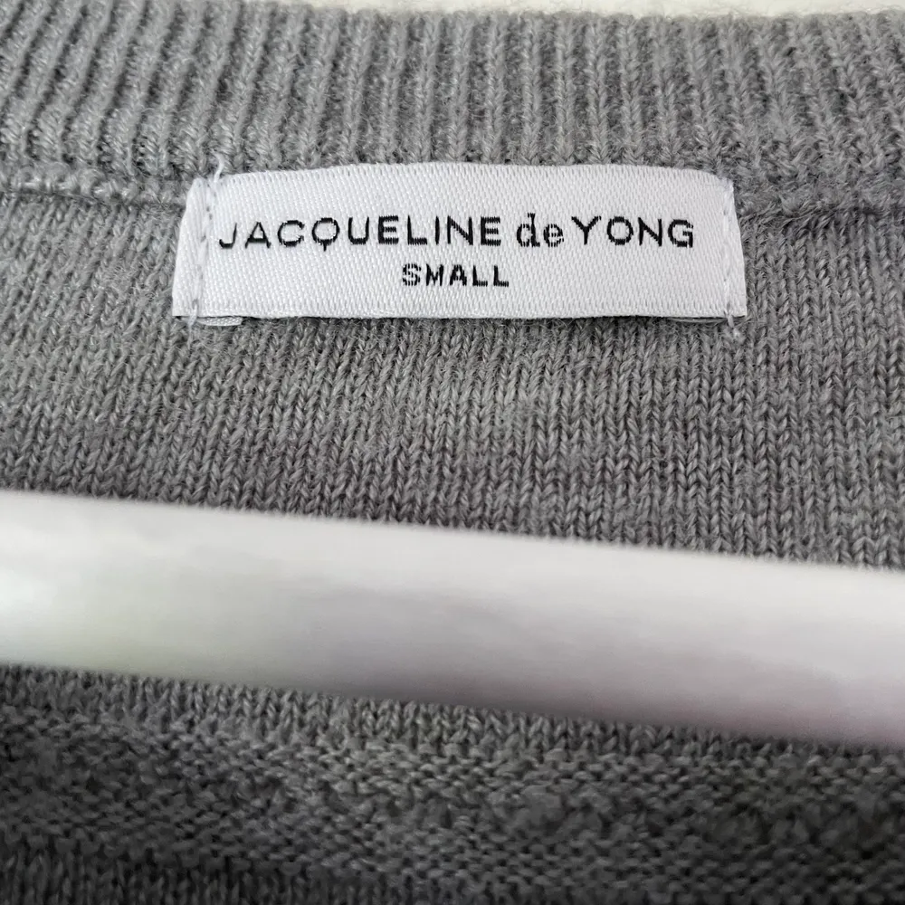 Långärmad tröja från Jacqueline de Yong, helt oanvänd. . Övrigt.