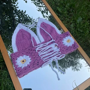 Virkad topp med knytning i ryggen - Handgjord topp med knytning i ryggen. Storleken är B-C kupa och passar ungefär S-M/L pga den justerbara ryggen. 