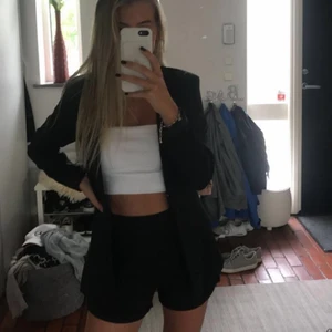 Dennis magic kavaj - Figursydd Dennis magic kavaj, knappt använd. Storlek S men mer som XS. Köpt som set med shorts för 800 men säljer endast kavajen för 150. Köparen står för frakt