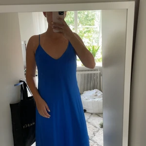 Kornblå klänning från Zara - Superfin knälång sommarklänning i väldigt skönt material. Använd en gång och passar extra bra nu på sommaren när man har fått lite färg