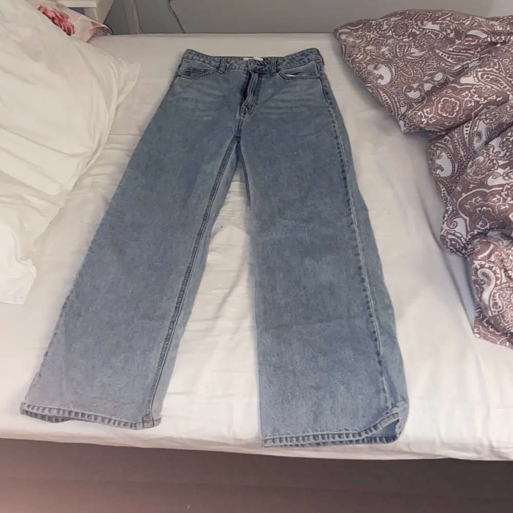 Säljer mina vida ljus blåa jeans från hm. Väldigt fina, inga skador. Säljer pga att jag gått upp lite i vikt. Frakt tillkommer. Då jag ej vägt plagget ännu vet jag inte hur mycket frakten kostar. . Jeans & Byxor.