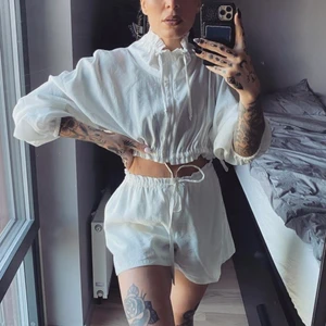 Crop set zara - Vitt fantastiskt crop set från zara som är justerbart i sidorna. Användt 1 gång. Inköpt för runt 1000lappen förra sommaren. S i jackan och M i skjortsen men jag är en S och skjortsen sitter fint pga knytning i midjan.