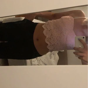 Topp  - Fin rosa spets topp haft för länge vet inte vart det är ifrån inläggen är lite vikta med ba o fixa storlek s💕