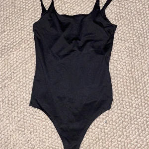 Svart body med djup rygg  - Jätte fin svart body, djup i ryggen. Storlek xsmall 