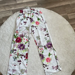 Somriga byxor - Ett par blommiga och somriga byxor som är så vackra och trendiga nu under sommaren. Pris: 90kr. Storlek XS. Finns k Halmstad eller Kalmar annars står köparen för frakt. 