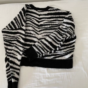 Tröja med zebra mönster från NA-KD - En fin stickad tröja från Asos. Pris: 150kr. Finns i Halmstad eller Kalmar annars står köparen för frakt. 