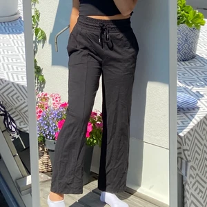 Svarta mjukisbyxor  - Oanvända, supersköna mjukisbyxor från ASOS. De är raka i modellen och perfekta till i höst/vinter!🤩