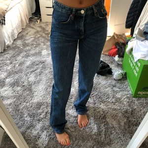 Mid Rise jeans från Zara!! - Ett perfekt par jeans i en mörkblå tvätt med mid rise i st 36 från Zara! Dom är knappt använda så dom är i perfekt skick. St 36 men är liiiiite små i storlek skulle jag säga. Jag är 170 och dom är perfekt långa på mig. Köptes för 360 säljer för 230 ink frakt. 