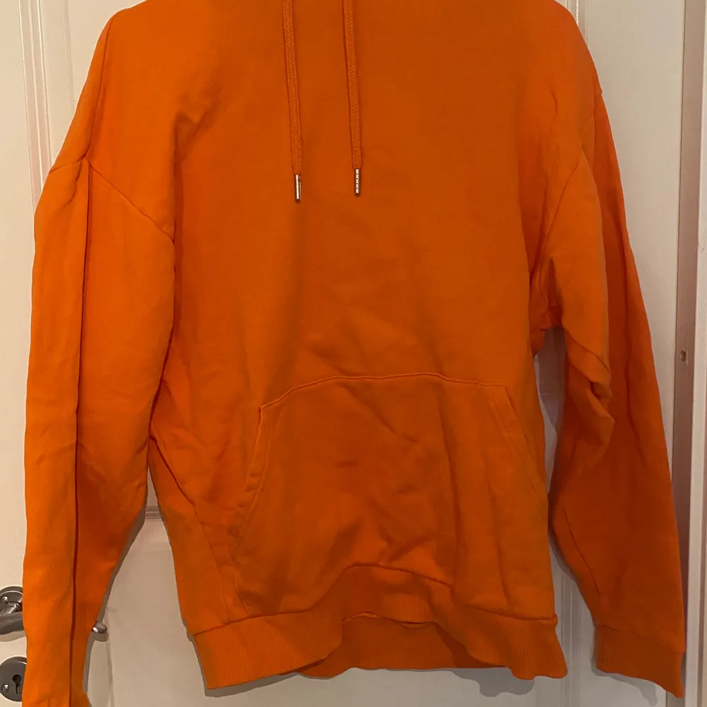 Hej! Säljer denna oranga hoodien pga av ingen användning. (Modellen) är 164 cm lång . Hoodies.