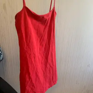 Röd fin klänning som tyvärr blivit för liten för mig, passar en S/M. Bra skick 
