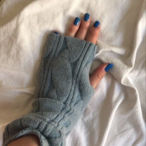 Handledsvärmare/ torgvantar - Supermysiga handledsvärmare/torgvantar jag sytt hemma av återvunnet tyg💜 köparen står för frakt💕 