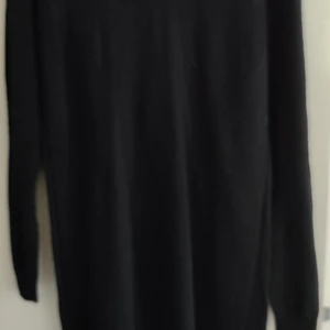 Klänning - Svart klänning dragkedja bak. Det passa bra mot hösten om man ska ha klänning. För det är 34% viskos 24% polyamid 19% ull 19% bomull 4% kashmir. 