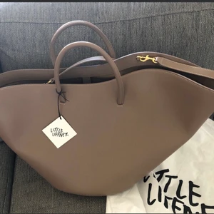 Open tulip Tote bag Large - Säljer en ny Open tulip Tote bag där lapp sitter kvar. Dustbag medföljer. Nypris 5200 kr